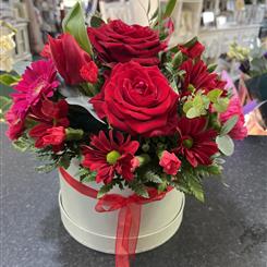 Hat box red roses 